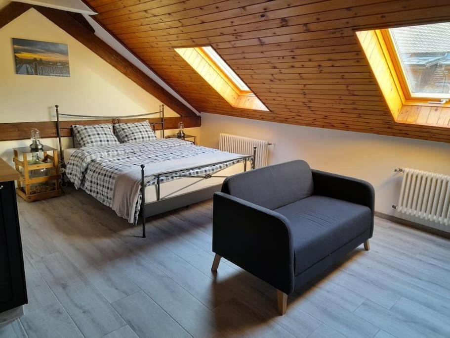 Mansarde Chez Un Vigneron Au Village Au 3eme Etage Sans Ascenseur Villeneuve