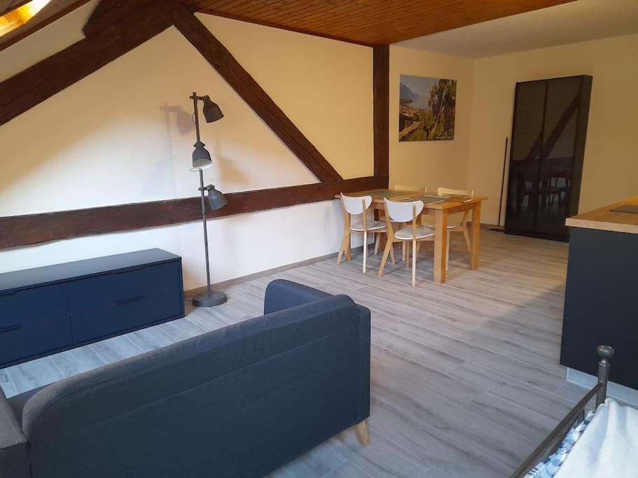 Mansarde Chez Un Vigneron Au Village Au 3eme Etage Sans Ascenseur * Villeneuve